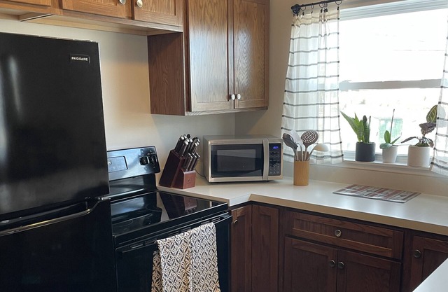 Spacious 2-bedroom apartment in convenient Cross Lanes with WiFi, AC