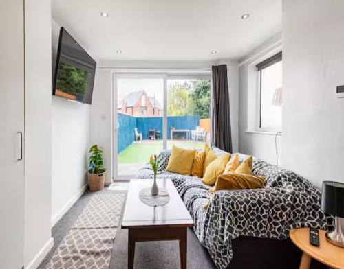 Spacious 2 Bedrooms, Free Parking, Free Wifi - Serene Homes Sheffield