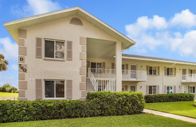 Spacious 2 beds/2baths condo- near Lely Country Club w/relaxing lanai!