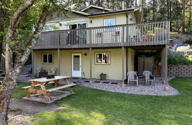 Spacious 2-Story Close to Lake-Marina-Fishing; 2 dogs-A/C-Mountain View