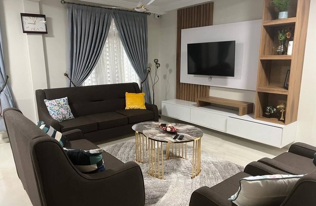 Spacious 2Bedroom en-suite with Queen Beds+ Living Room+ HiSpeed WiFi + Kitchen
