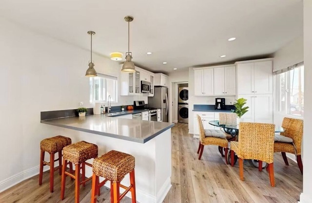 Spacious 2BR 2BA Cliffside Bungalow Near SDSU Jacuzzi Tub Family Friendly