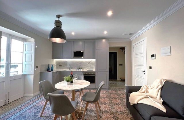 Spacious 2BR 2BA Duplex Apartment