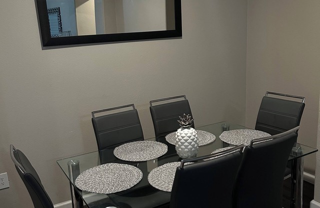 Spacious 2BR Near Lake Houston, Wi-Fi + Free Parking
