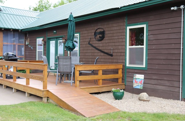 Spacious 2br w/custom Adirondack craftsmanship