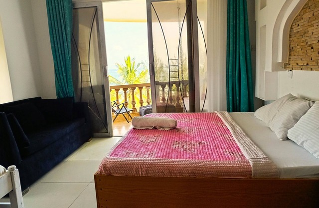 Spacious 3-bdrm Beachfront Apt in Shanzu,Mombasa with a Jaccuzzi, Bar&restaurant