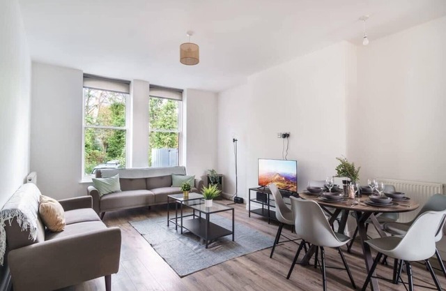 Spacious 3 Bed Apartment in Waterloo, Liverpool