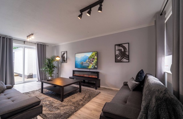 Spacious 3 Bed House, 5mins to HS2/NEC/Airport.