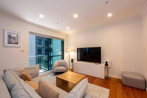 Spacious 3-bed Unit in Melbourne CBD w Pool & Gym