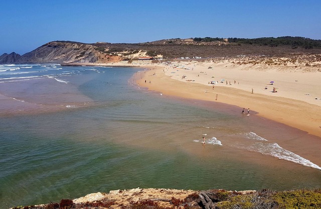 Spacious 3 bed Villa with pool. Close to Monte Clerigo & Amoreira. Great views.