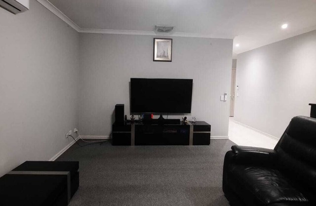 Spacious 3-Bedroom Home, 5 Mins to Westfield, South Morang Station & Schools