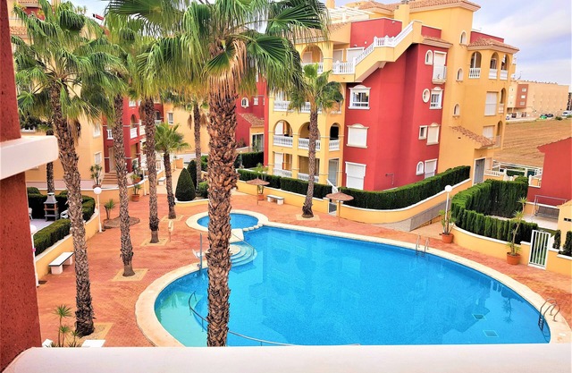 Spacious 3 bedroom 2 bathroom Apartment - Puerto Marina complex overlooking pool