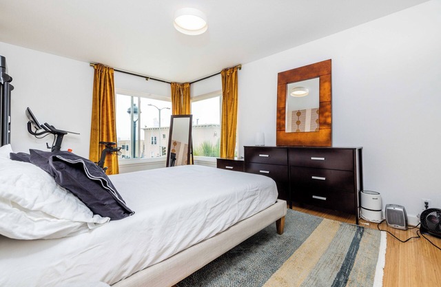 Spacious 3 bedroom with abundant natural light. 15 minutes to downtown