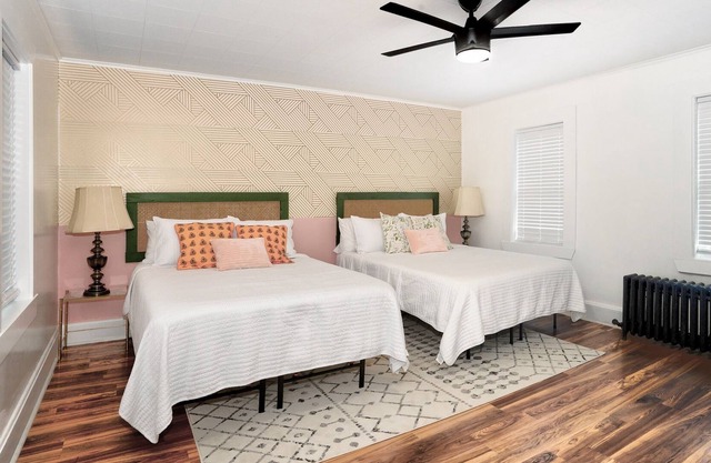 Spacious 3 Bedroom, 2 bath - sleeps up to 12! 30 min from Pittsburgh!