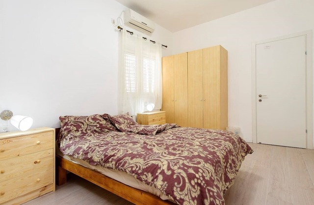 Spacious 3-bedroom apartment with AC, WiFi in charming Giv'atayim