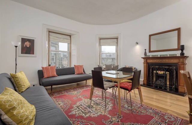 Spacious 3-bedroom apartment with views of Edinburgh Castle. Sleeps 6.