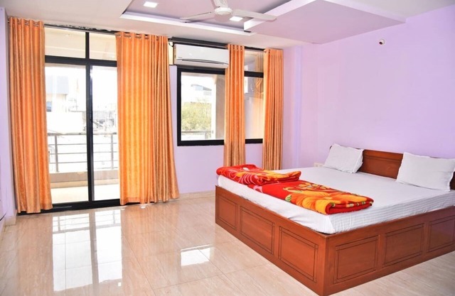 Spacious 3-bedroom apartment with AC, WiFi in wonderful Ujjain