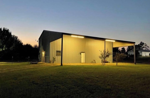 Spacious 3 bedroom barndominium at the Speedwaynn