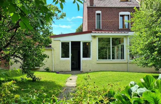 Spacious 3-Bedroom Cottage with Garden & Garage near Cambrai Center