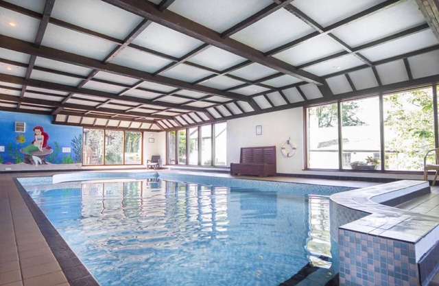Spacious 3 bedroom country cottage, indoor pool & sauna, conservatory
