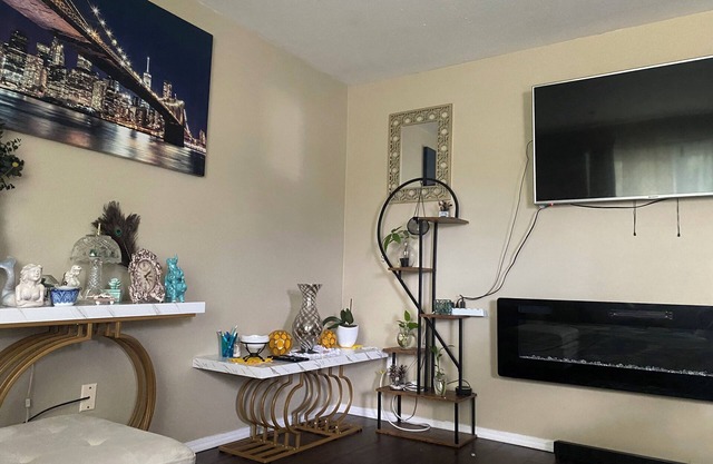 Spacious 3 bedroom house with WiFi, shopping and restaurants in cool Cincinnati