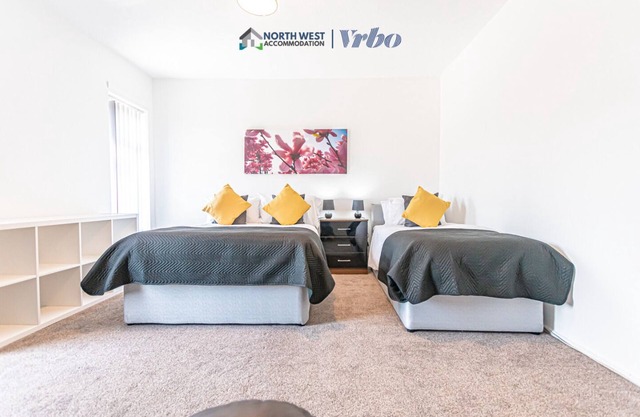 Spacious 3-Bedroom House in Ince, Wigan | Free Parking&Wifi | Long Stays Welcome