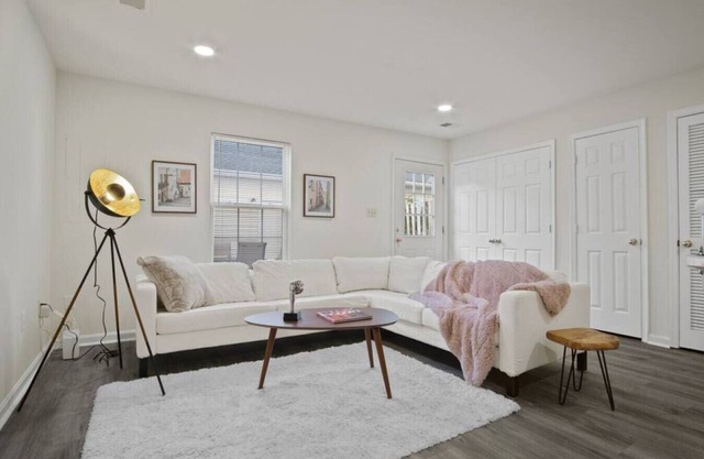 Spacious 3 LVL, 3 BEDR + Attached Baths, Close to Airport ✈ and Attractions