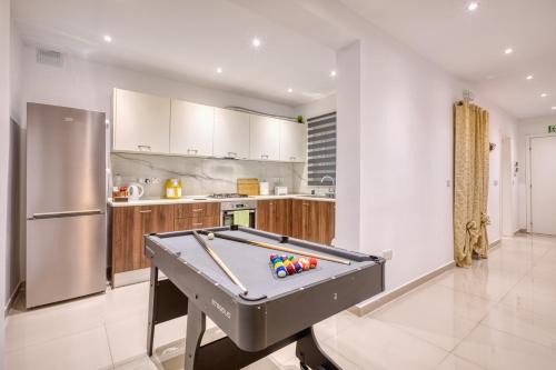 Spacious 3BR Flat, Equipped Kitchen, Pool Table