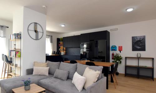 Spacious 3BR Penthouse with Large Front Terrace - Stone BBQ & Sun Loungers