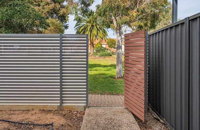 Spacious 3BR Townhouse by Park Free WiFi & Parking Close CBD