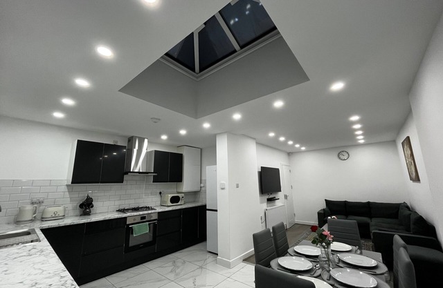 Spacious 4 Bed Home - Sleeps 7, Garden & Parking