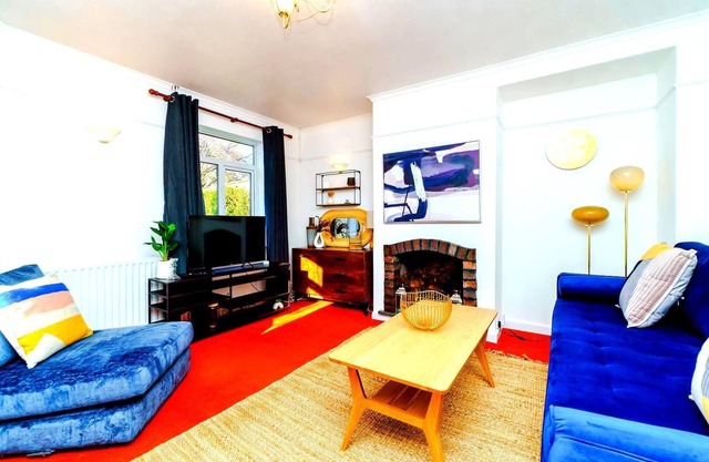 Spacious 4-Bed Home! WiFi ! Parking Great Location