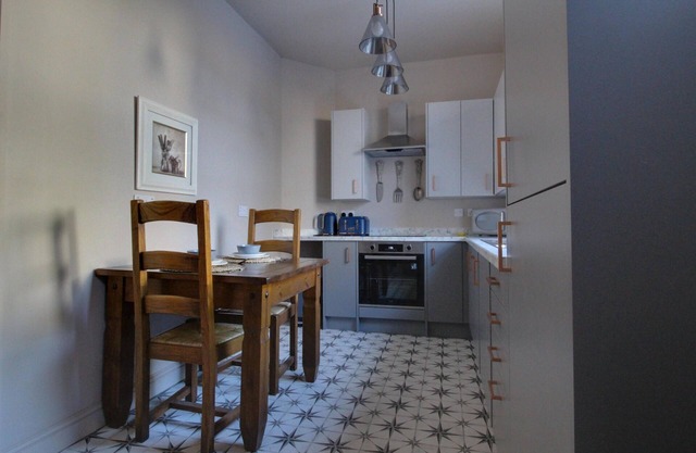 Spacious 4 Bed House, Ideally lo