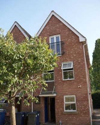 Spacious 4 bed Townhouse, near town centre and riverside in StNeots