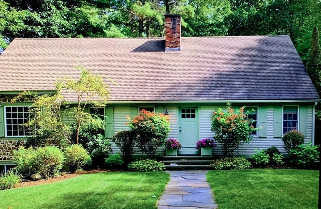 Spacious 4-bedroom house in peaceful Southfield with AC, WiFi and more!