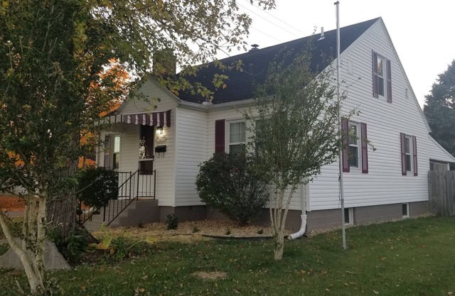 Spacious 4-bedroom 2 Bath in central Wilmington.nwith Hot Tub.