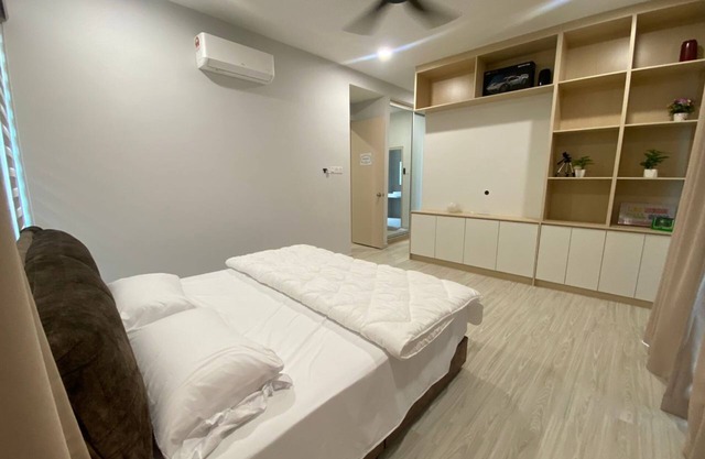 Spacious 4-bedroom 5 full bath semi-D hillside house with beds for 16pax