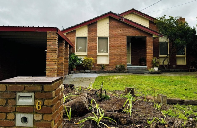 Spacious 4-bedroom house with WiFi and AC in tranquil Craigieburn.