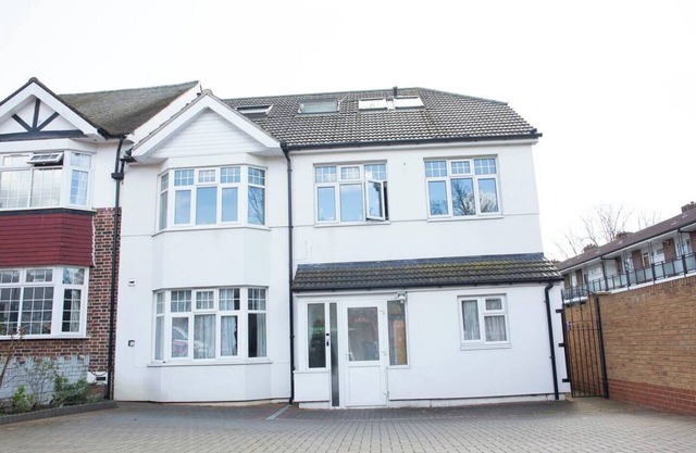 Spacious 4 Bedroom Flat in London Zone 2