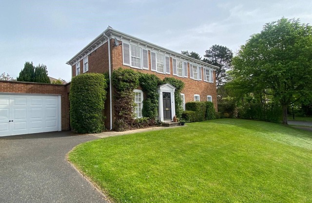 Spacious 4 Bedroom House with Garden and Parkingn