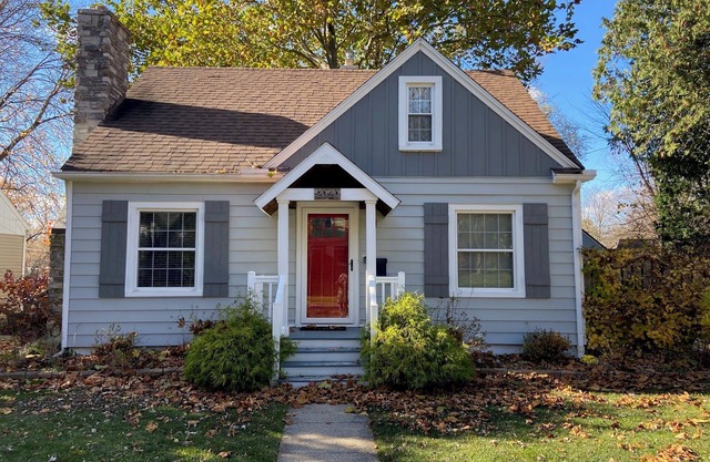Spacious 4-bedroom house in SoPac near Burns Park. Walk to campus or athletics