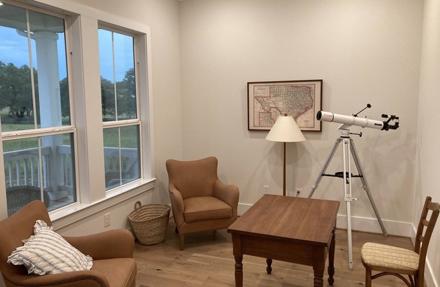 Spacious 4 Bedroom House - 3/4 Mile to Round Top Center!