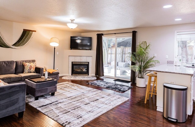 Spacious 4-bedroom house in Vancouver with hot tub, workspace, fireplace, AC