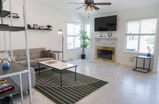 SPACIOUS 4-BEDROOM HOME WITH LARGE YARD AND GARAGE NEAR KNOTT'S BERRY FARM (p67)