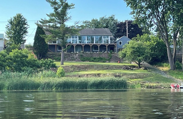 Spacious 4-bedroom house in brilliant Massena with WiFi, AC