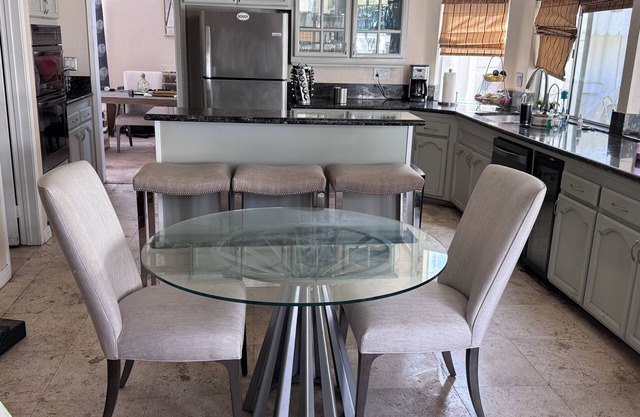 Spacious 4/bedroom house in delightfulneighborhood