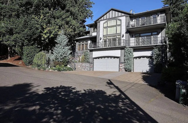 Spacious 4-bedroom house with AC, fitness room in charming Happy Valley