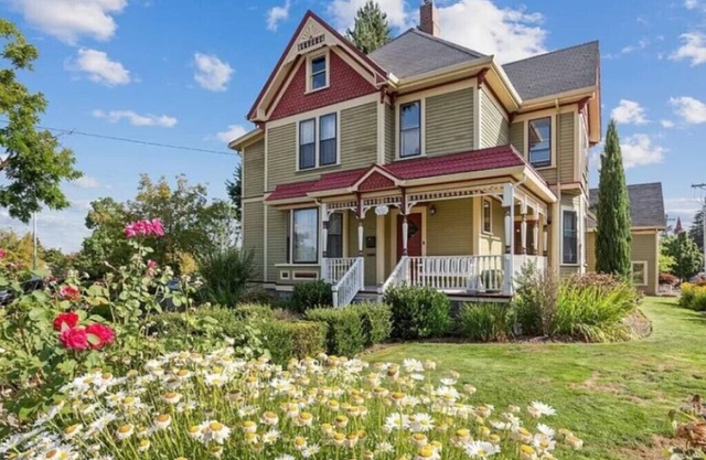 Spacious 4-bedroom Victorian home, sleeps up to 14, for Family or Bridal Getaway