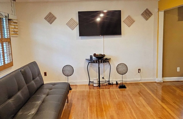 Spacious 4-bedroom house in delightful Temple Hills with WiFi, AC.