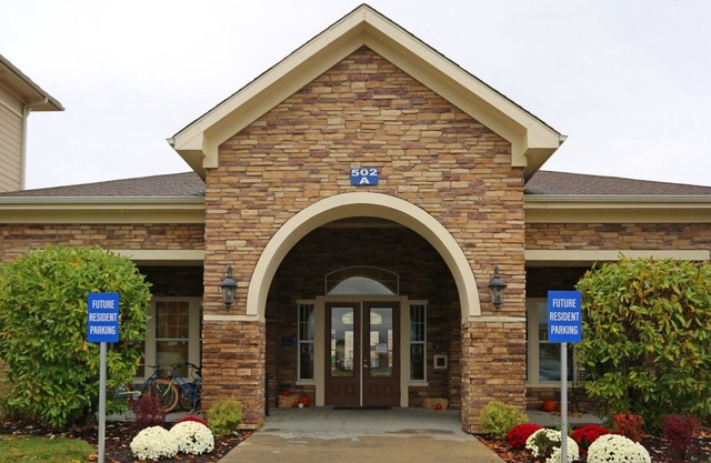 "Spacious 4-Bedroom Apartment in the Heart of Warrensburg near UCM!